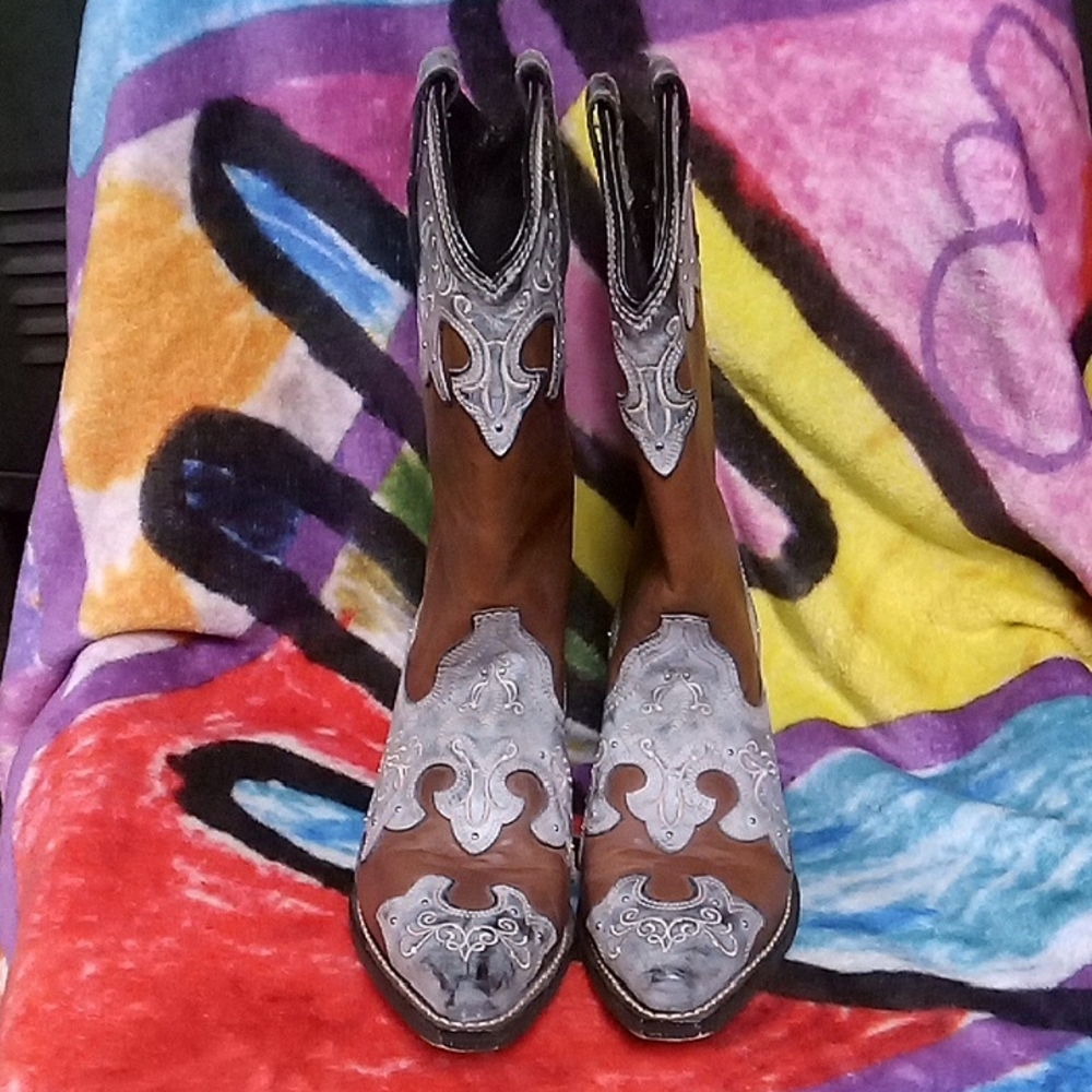 Rockin Country Cowboy Boots with Intricate Gray Detailing 8.5 size